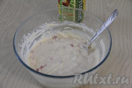 Добавить сосиски в тесто и перемешать столовой ложкой.