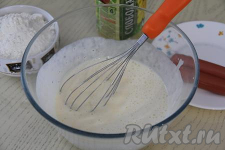 По прошествии 5 минут на поверхности кефира появятся пузырьки, это говорит о том, что сода погасилась в кислой среде. В миску со смесью кефира и соды добавить яйца и соль, перемешать венчиком.