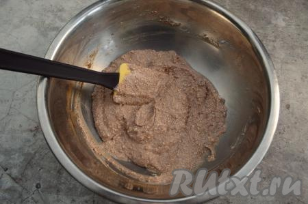 Смешать какао с творожной массой до однородности.