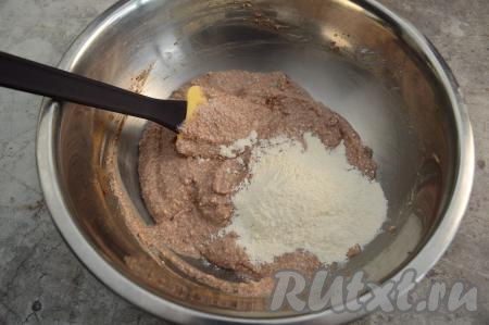 В получившуюся творожно-шоколадную массу всыпать 50 грамм муки, тщательно перемешать.