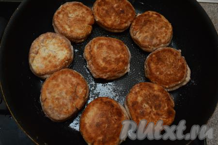 Затем аккуратно перевернуть сырники, сделать огонь ниже среднего, накрыть сковороду крышкой и жарить ещё 2-3 минуты (до подрумянивания с другой стороны). Выключить огонь и дать сырникам потомиться под крышкой 3-4 минуты.