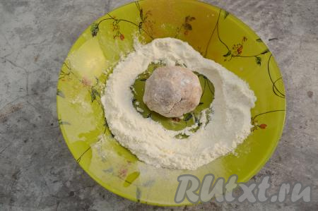 На тарелку насыпать 2 столовых ложки муки. Разделить творожно-шоколадное тесто для сырников на равные части (я разделила на 9 частей). Влажными руками из каждой части теста сформировать круглый шоколадный сырник и обвалять его со всех сторон в муке.