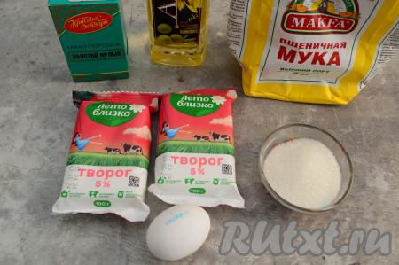 Подготовить продукты для приготовления сырников с какао. Творог лучше брать жирностью 5% и выше.