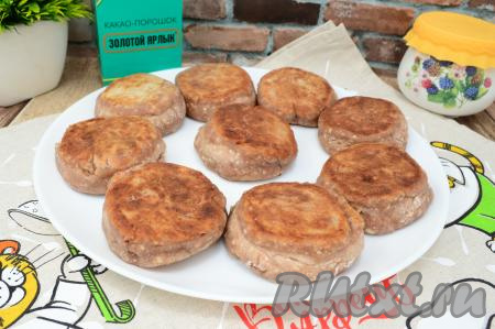 Вкусные, нежнейшие, ароматные шоколадные сырники готовы, их можно есть и горячими, и полностью остывшими.