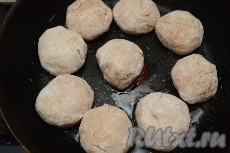 В сковороде разогреть растительное масло. Выложить заготовки шоколадных сырников, слегка придавливая их сверху ладонью. Жарить сырники до подрумянивания снизу (ориентировочно 2 минуты) на среднем огне.