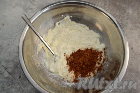 Смешать вилкой сахар, творог и яйцо до однородной массы. Всыпать какао. Как бы вы не любили какао, не советую добавлять много какао в сырники, так как оно даст только больше горечи во вкусе. Для меня идеально 2 чайных ложки какао на 2 пачки творога.