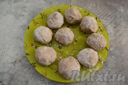 Вот такие 9 заготовок сырников из творога с какао у меня получились. Перед началом формирования каждого сырника не забывайте смачивать ладони водой, тогда тесто не будет липнуть к рукам. Да и сырники, сформированные влажными руками, будут хорошо покрываться мукой со всех сторон, но при этом и лишнюю муку вбирать в себя не будут - это важно, так как после такой панировки сырники легче переворачиваются.