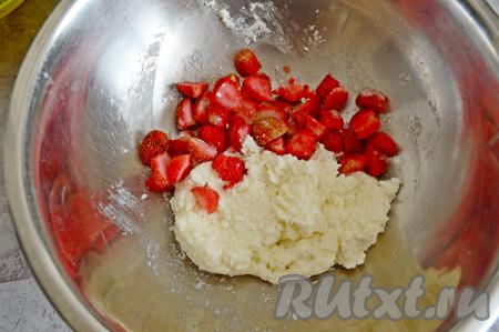 В миску с творожной массой добавить нарезанную клубнику.