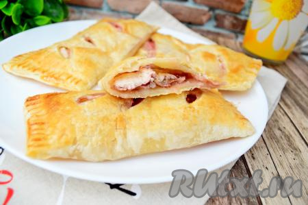 А вот как слойки с клубникой и творогом выглядят в разломе. В этой выпечке слоистое тесто замечательно сочетается с нежной, сочной творожно-клубничной начинкой. Всем советую приготовить для себя и своих близких эти вкусные, аппетитные слойки!