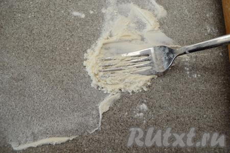 Для того чтобы вилка не приставала к слоёному тесту, я "припудриваю" вилку в муке.