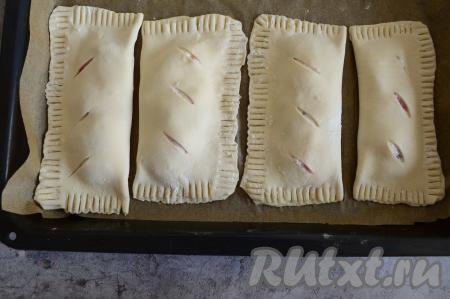 Аналогично сформировать все слойки с творогом и клубникой, выложить их на противень, застеленный пергаментом. Всего у меня получилось 8 заготовок слоек.