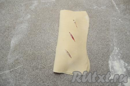 Накрыть начинку стороной с разрезами.