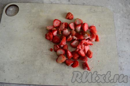 Клубнику нарезать на небольшие кусочки.