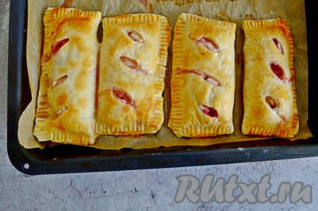 Отправить противень в духовку, разогретую до 200 градусов. Выпекать слойки с творогом и клубникой минут 20-25 (до румяности).