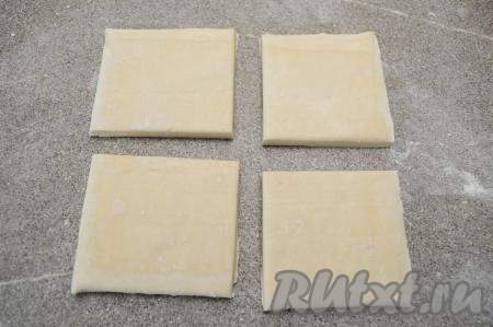 У меня слоёное тесто было в двух пластах. Разрезать каждый пласт теста на 4 части.