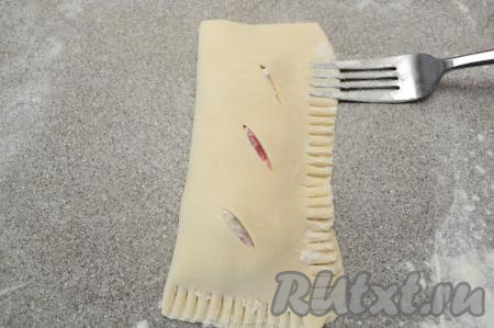 Вилкой скрепить края слойки с трёх сторон.