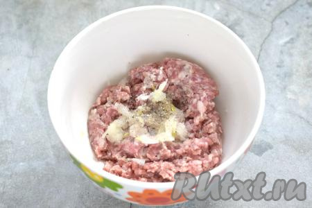 Лук очищаем, натираем на тёрке. Мясной фарш перекладываем в миску, добавляем натёртый лук, солим и перчим.
