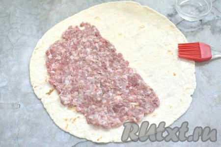 Края лепёшки по всему диаметру смазываем холодной водой.