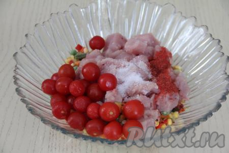 По желанию, сюда же можно добавить и помидоры черри.