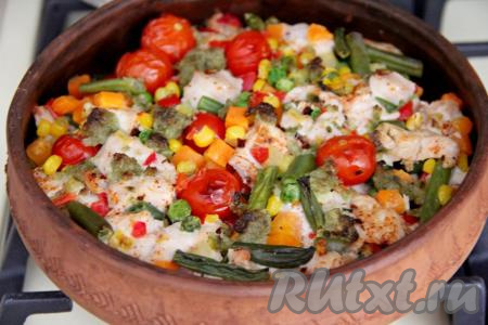 Достать форму из духовки, разложить индейку с овощной смесью по тарелкам и в горячем виде подать сытное, яркое, вкусное блюдо к столу.