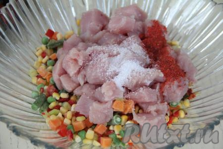 Индейку нарезать на кубики размером 2 сантиметра на 2 сантиметра. В глубокой миске соединить нарезанное мясо и замороженные овощи, добавить соль и специи по вкусу.