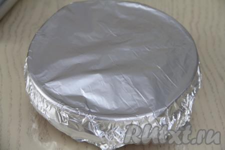 Накрыть форму фольгой и поставить в духовку, разогретую до 220 градусов. Запекать индейку с мексиканской смесью примерно 30 минут.&nbsp;