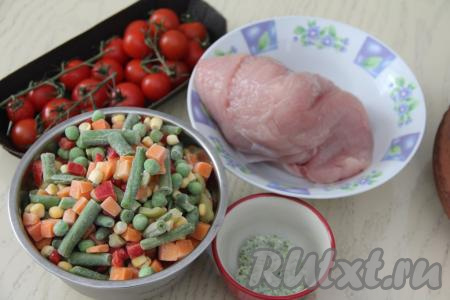 Подготовить продукты для приготовления индейки с мексиканской смесью в духовке. Мексиканскую овощную смесь размораживать не нужно. Филе индейки вымыть, обсушить. Помидоры вымыть. Сливочное масло можно взять обычное, я решила взять сливочное масло, смешанное с зеленью и чесноком.