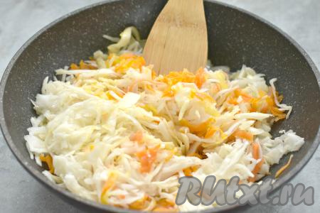 Когда вода полностью сольётся с капусты, перекладываем её к обжаренным овощам на сковороду. Перемешиваем, готовим под крышкой на умеренном огне 20 минут (до мягкости капусты), иногда помешивая. Если капуста начнёт подгорать, добавьте в сковороду 3-4 столовых ложки воды.