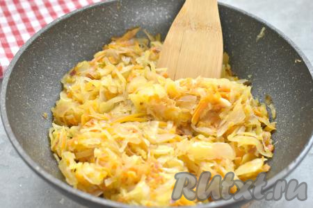 Когда квашеная капуста станет мягкой, убираем её с огня. После того как шампиньоны проварятся 5 минут, добавляем в кастрюлю жареную квашеную капусту с морковкой и луком, даём закипеть и уменьшаем до минимума огонь.