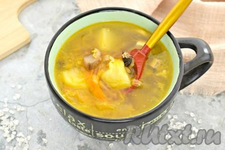 Вкусные, насыщенные, ароматные постные щи, сваренные с квашеной капустой и шампиньонами, разливаем по тарелкам и горячими подаём к столу.