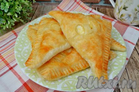 Готовые домашние слойки с творогом и сыром к столу можно подавать и тёплыми, и остывшими. Мы их называем быстрыми хачапури, ведь по вкусу они напоминают это известное грузинское блюдо.