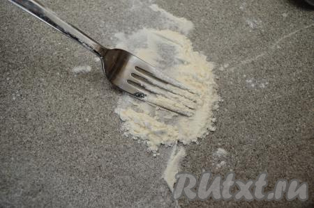 Для того чтобы вилка сильно не липла к тесту при скреплении краёв, я периодически окунаю вилку в муку.