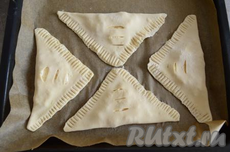 Постепенно сформировать все 8 слоек, выложить их на противень, застеленный пергаментом (на фото я все слойки показывать не стала). 