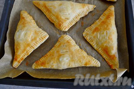 Выпекать минут 20 (до румяной, аппетитной корочки). Во время выпечки слойки надуются, но если вы хорошо скрепили края теста, то тесто не разойдётся, слойки прекрасно держат форму.