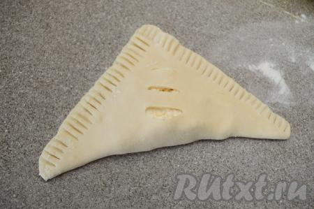 Вот такая треугольная заготовка слойки с начинкой из творога и сыра получилась.