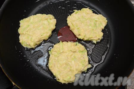 Сковороду хорошо разогреть с растительным маслом. Выкладывать кабачково-овсяное тесто по 1 столовой ложке, формируя круглый, достаточно плоский оладушек.