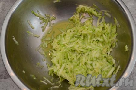 Дать натёртому кабачку постоять 10 минут. Кабачок выделит достаточно много сока, его нужно будет слить (сок нам не понадобится).