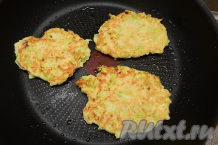 Жарить кабачковые оладьи до подрумянивания с двух сторон (ориентировочно 2-3 минуты с каждой стороны) на среднем огне. Затем, по желанию, со сковороды перекладывать оладушки на бумажное полотенце, чтобы убрать масло, оставшееся после жарки. Постепенно пожарить все оладьи (у меня из указанного количества ингредиентов получилось 9 кабачково-овсяных оладий).