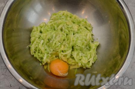 Мякоть кабачка отжать от лишней жидкости, для этого я просто беру частями натёртый кабачок в руку и отжимаю лишний кабачковый сок. В миску с кабачком, отжатым от сока, добавить сырое яйцо.