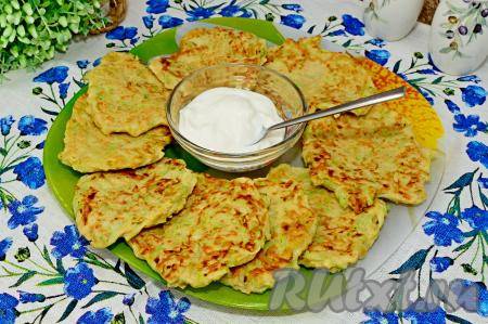 Нежные, вкусные, аппетитные кабачковые оладьи, приготовленные с овсяной мукой, к столу подать со сметаной или любым соусом на ваш выбор.