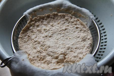 Достаточно большое сито (или дуршлаг) застелить марлей, сложенной в несколько слоёв, и аккуратно переложить творог, приготовленный из ряженки и сметаны. Оставить творог на 2 часа, чтобы стекла сыворотка. Не забудьте под сито (или дуршлаг) с творогом поставить ёмкость, в которую будет стекать сыворотка с творожной массы. Пока с творога стекает сыворотка, достать из холодильника сливочное масло, чтобы оно согрелось до комнатной температуры.