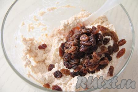 Пробить массу погружным блендером до однородности, затем добавить изюм. Перемешать массу столовой ложкой.