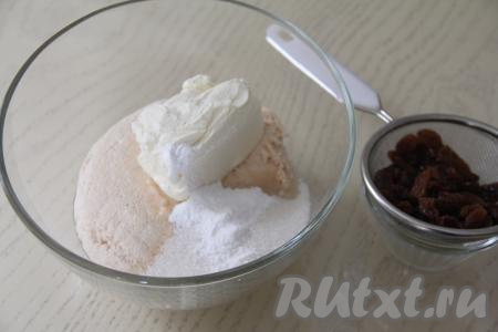 В миску с творогом добавить сливочное масло комнатной температуры, всыпать сахар и ванильный сахар.