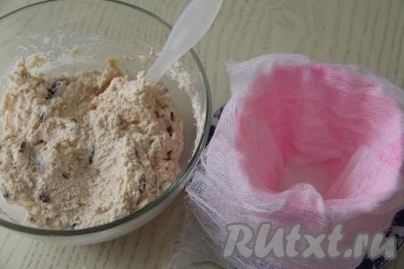 Форму для пасхи (или железное сито) выстелить марлей, сложенной в несколько слоёв. Края марли должны обязательно свисать с краёв формы. Взять тарелку, застелить её бумажным полотенцем (или несколькими бумажными салфетками), сверху поставить форму, застеленную марлей. Бумажное полотенце (или салфетки) будут впитывать излишки влаги, которые будут выделяться в дальнейшем из творожной массы.