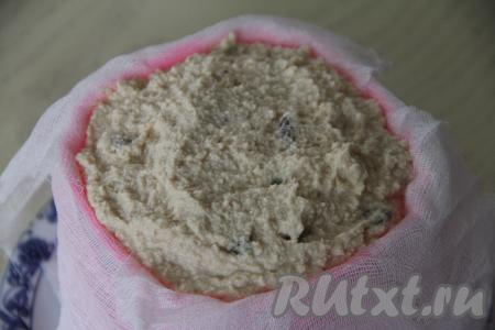 Выложить творожную массу в форму.