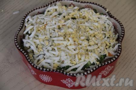 Следующим слоем разложить яйца, натёртые на крупной тёрке.&nbsp;