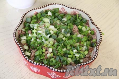 Лук мелко нарезать и выложить поверх рыбки.