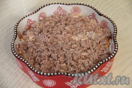 С тунца слить лишнюю жидкость, затем переложить на тарелку и размять вилкой (я использовала тунца для салата, он уже измельчён). Разложить тунца поверх моркови.