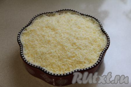 Щедро присыпать верх салата "Мимоза" сыром, натёртым на мелкой тёрке. Накрыть форму плёнкой и поставить в холодильник на 2-3 часа, чтобы салат пропитался.