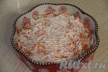 Смазать морковный слой майонезом.